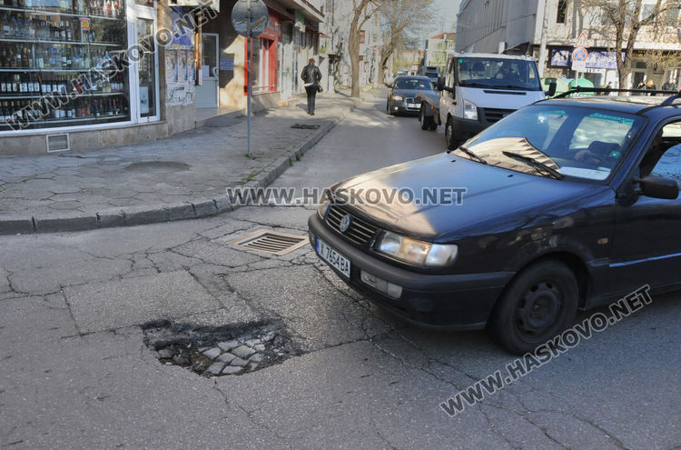 Шофьори трошат коли в дупка на бул. "Освобождение", "Екопрогрес" започва ремонти
