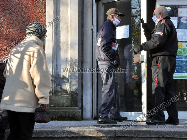 Опашка от чакащи за получаване на пенсии пред пощата в Хасково, раздават маски