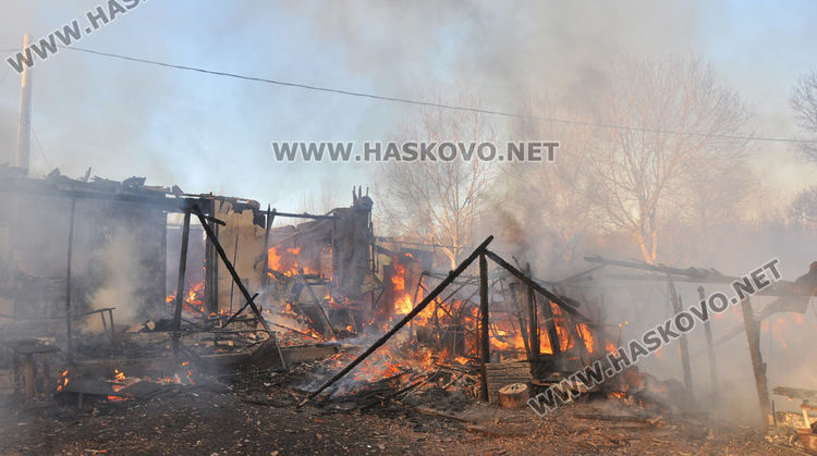 Пожар унищожи обор и плевня край Хасково, спасени са 35 крави и телета