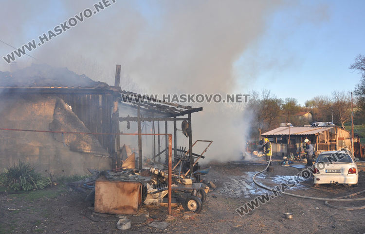 Пожар унищожи обор и плевня край Хасково, спасени са 35 крави и телета