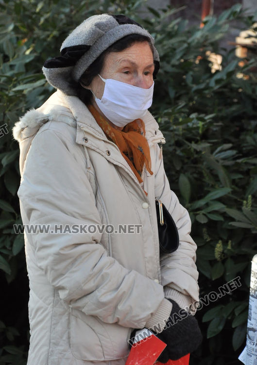 Опашка от чакащи за получаване на пенсии пред пощата в Хасково, раздават маски