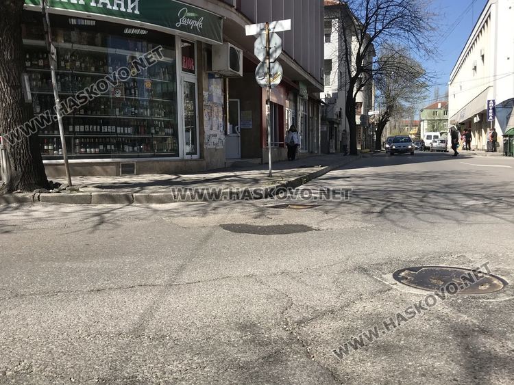 Шофьори трошат коли в дупка на бул. "Освобождение", "Екопрогрес" започва ремонти