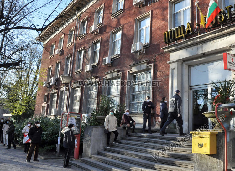 Опашка от чакащи за получаване на пенсии пред пощата в Хасково, раздават маски