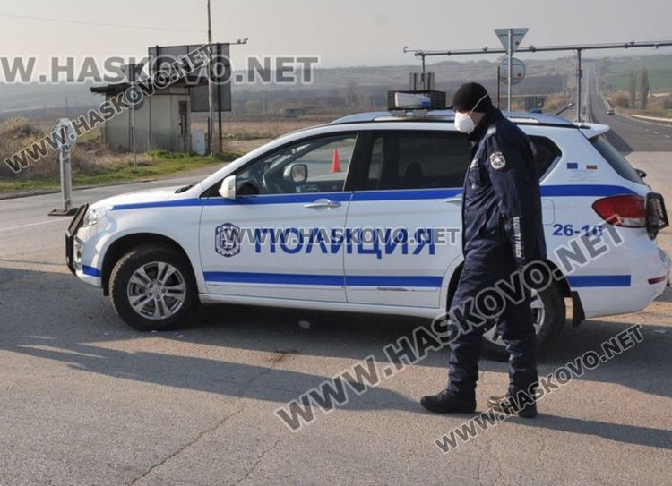 Карантинирани братя пият кафе и пушат зад блок в Хасково