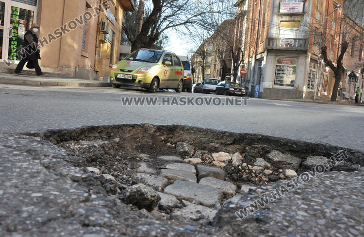 Шофьори трошат коли в дупка на бул. "Освобождение", "Екопрогрес" започва ремонти