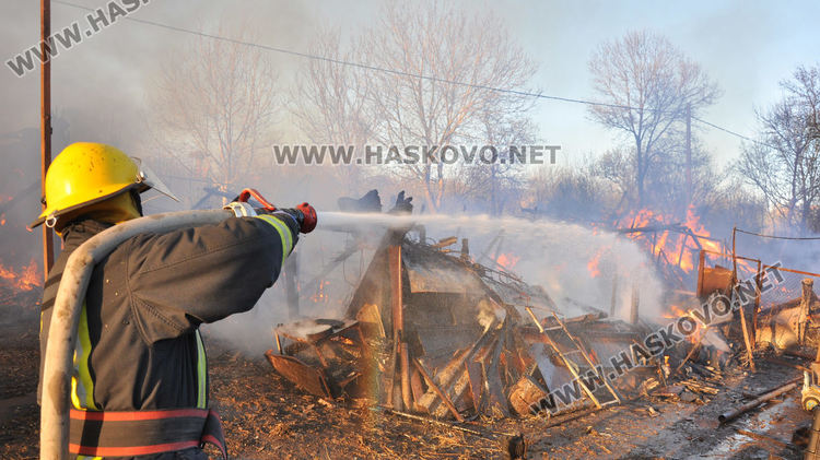 Пожар унищожи обор и плевня край Хасково, спасени са 35 крави и телета