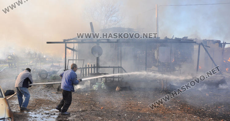 Пожар унищожи обор и плевня край Хасково, спасени са 35 крави и телета