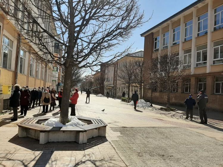 С полицейска охрана пред пощите раздават пенсиите в Смолян