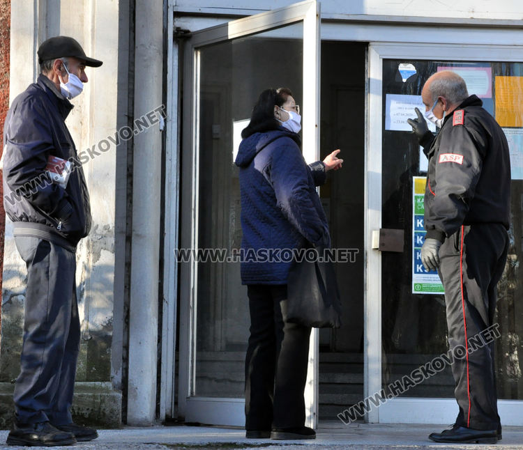Опашка от чакащи за получаване на пенсии пред пощата в Хасково, раздават маски