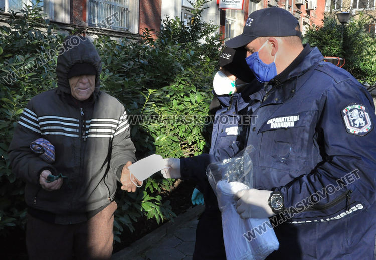 Опашка от чакащи за получаване на пенсии пред пощата в Хасково, раздават маски
