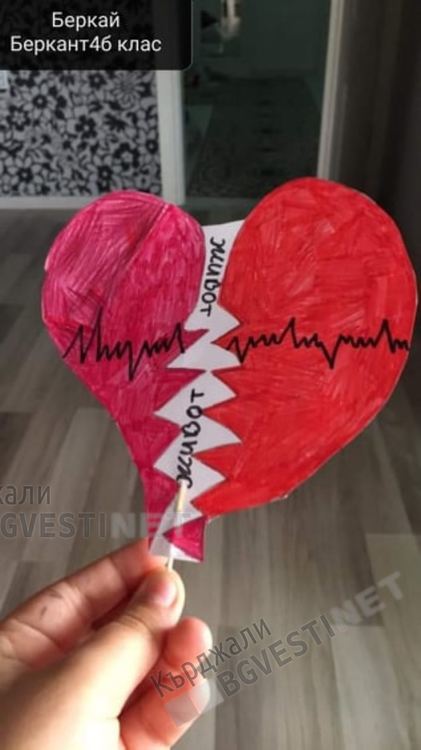 Ученици от Кърджали поздравяват с рисунки нашите медици за професионалния им празник/снимки/