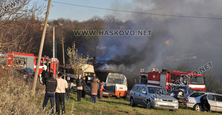 Пожар унищожи обор и плевня край Хасково, спасени са 35 крави и телета