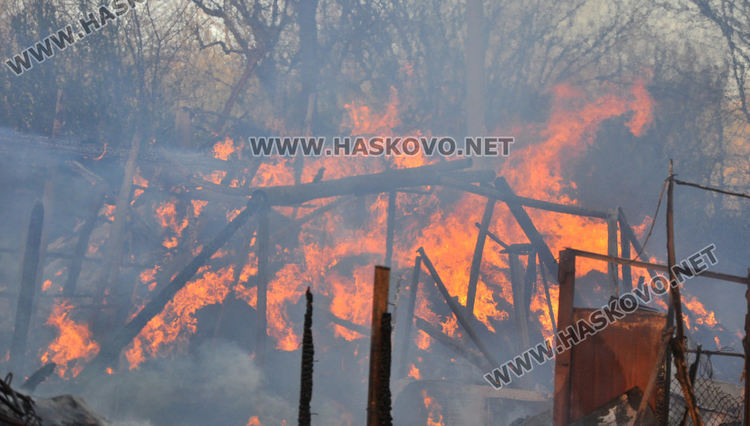 Пожар унищожи обор и плевня край Хасково, спасени са 35 крави и телета