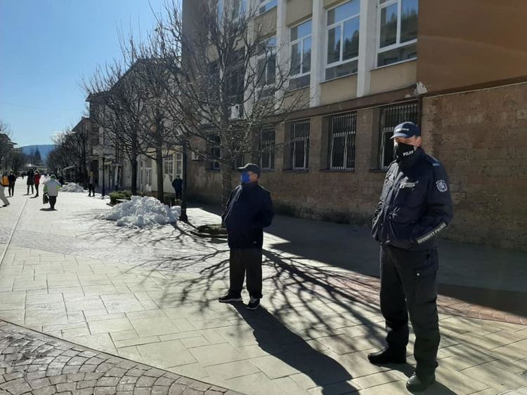 С полицейска охрана пред пощите раздават пенсиите в Смолян