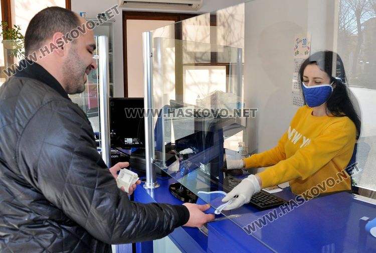 ESCOM помага на клиенти, които не могат да си набавят маски