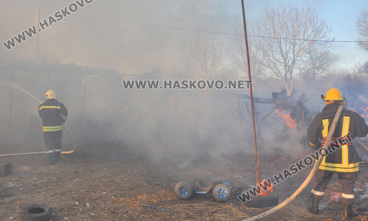 Пожар унищожи обор и плевня край Хасково, спасени са 35 крави и телета