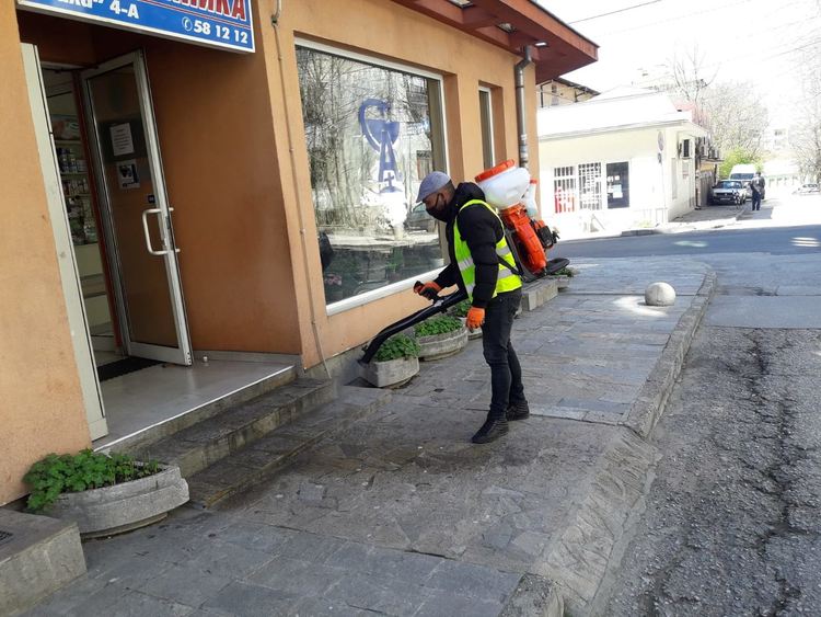 Продължава дезинфекцията пред поликлиниките и на обществени места в Хасково