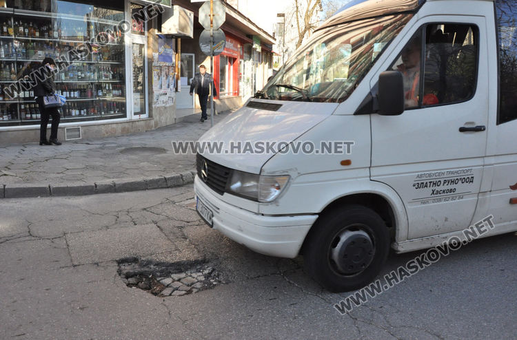 Шофьори трошат коли в дупка на бул. "Освобождение", "Екопрогрес" започва ремонти