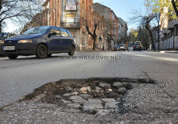 Шофьори трошат коли в дупка на бул. "Освобождение", "Екопрогрес" започва ремонти