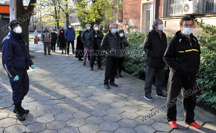 Опашка от чакащи за получаване на пенсии пред пощата в Хасково, раздават маски