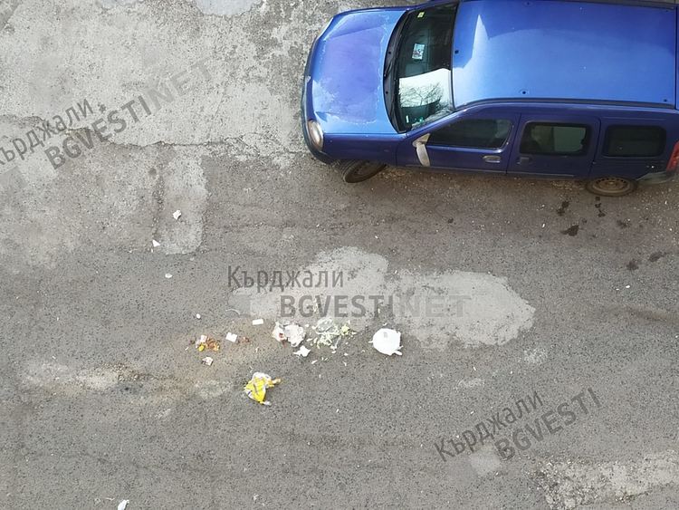 Поредната торбичка с боклук,метната от тераса