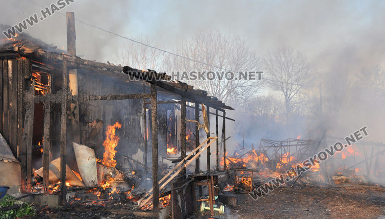 Пожар унищожи обор и плевня край Хасково, спасени са 35 крави и телета