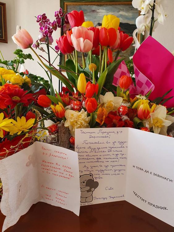 Множество поздравления и цветя получи в дома си д-р Дариткова, десетки малки пациенти изпратиха рисунки и видеопослания