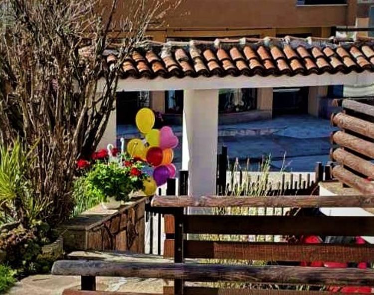 Множество поздравления и цветя получи в дома си д-р Дариткова, десетки малки пациенти изпратиха рисунки и видеопослания