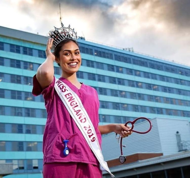 Мис Англия сваля короната и се връща на работа като лекар 