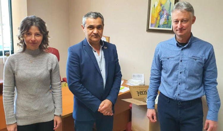 Ротари клуб Хасково дари 370 маски на Районната лекарска колегия