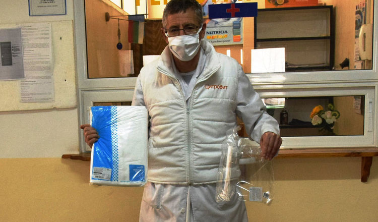 „Д Банк“ дари защитни облекла на лекарите в болницата в Ардино