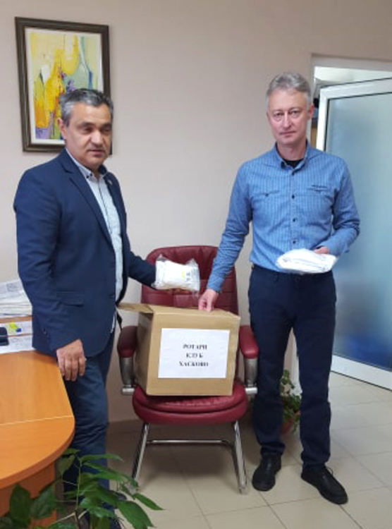 Ротари клуб Хасково дари 370 маски на Районната лекарска колегия