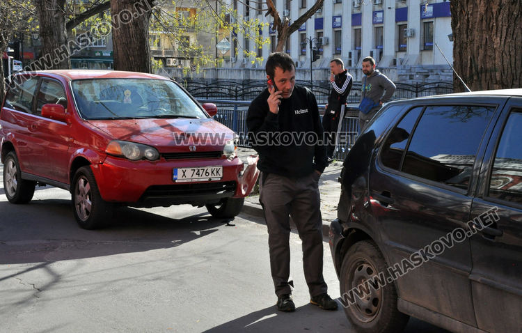 Джип се заби във Фолксваген до театъра в Хасково