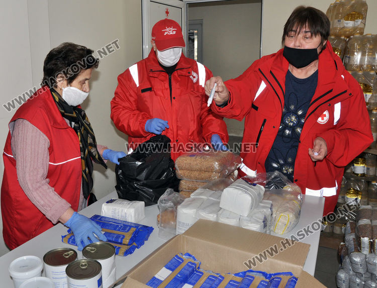 Доставят помощи по домовете в Хасково, граждани искат да ги получат на място