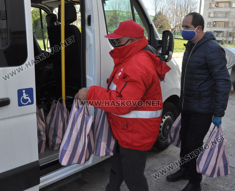 Доставят помощи по домовете в Хасково, граждани искат да ги получат на място