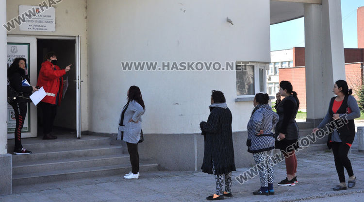 Доставят помощи по домовете в Хасково, граждани искат да ги получат на място