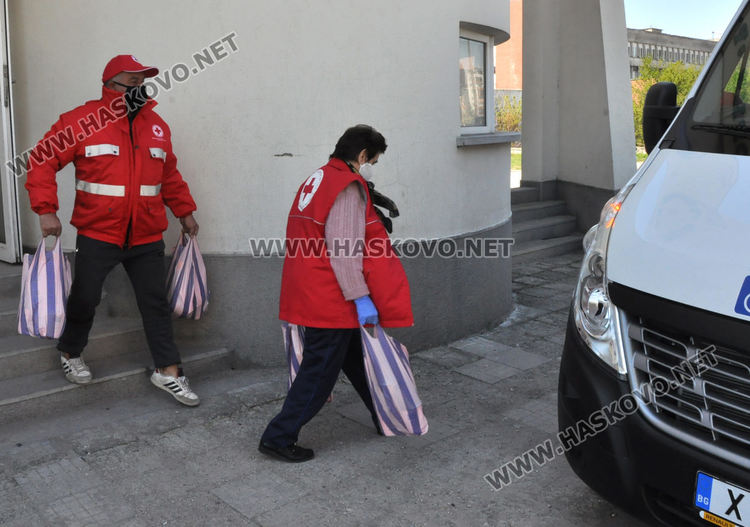 Доставят помощи по домовете в Хасково, граждани искат да ги получат на място
