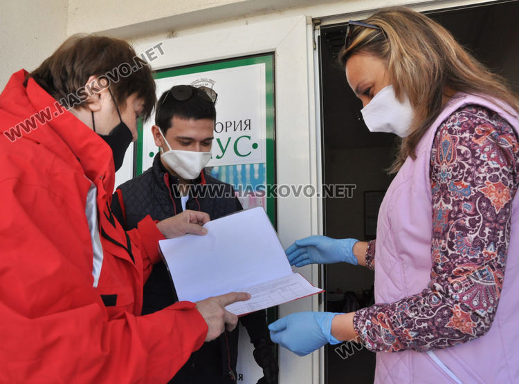 Доставят помощи по домовете в Хасково, граждани искат да ги получат на място