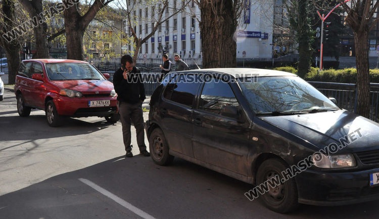 Джип се заби във Фолксваген до театъра в Хасково