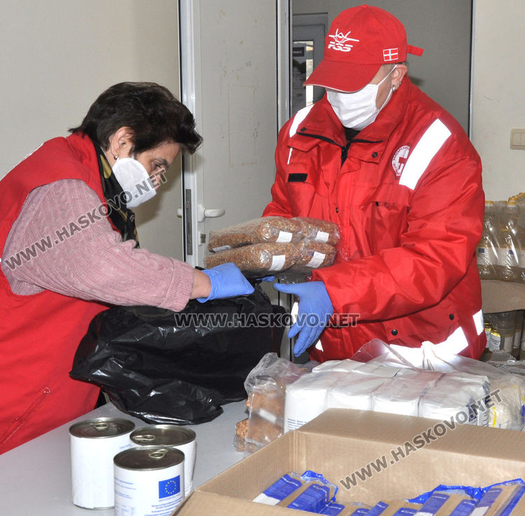 Доставят помощи по домовете в Хасково, граждани искат да ги получат на място