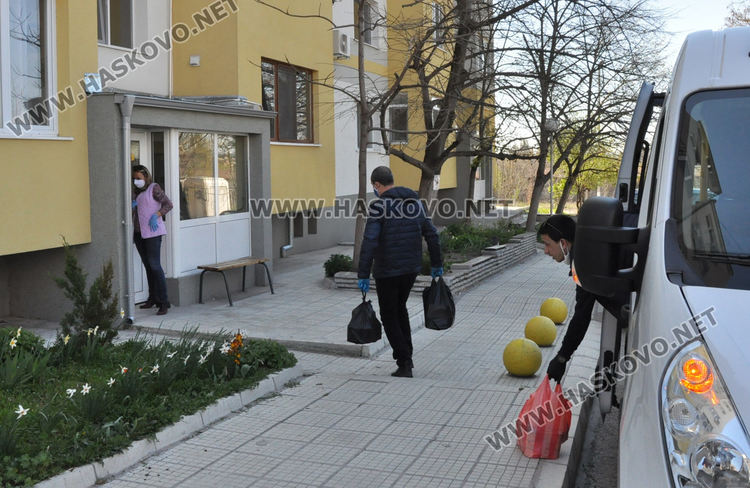 Доставят помощи по домовете в Хасково, граждани искат да ги получат на място