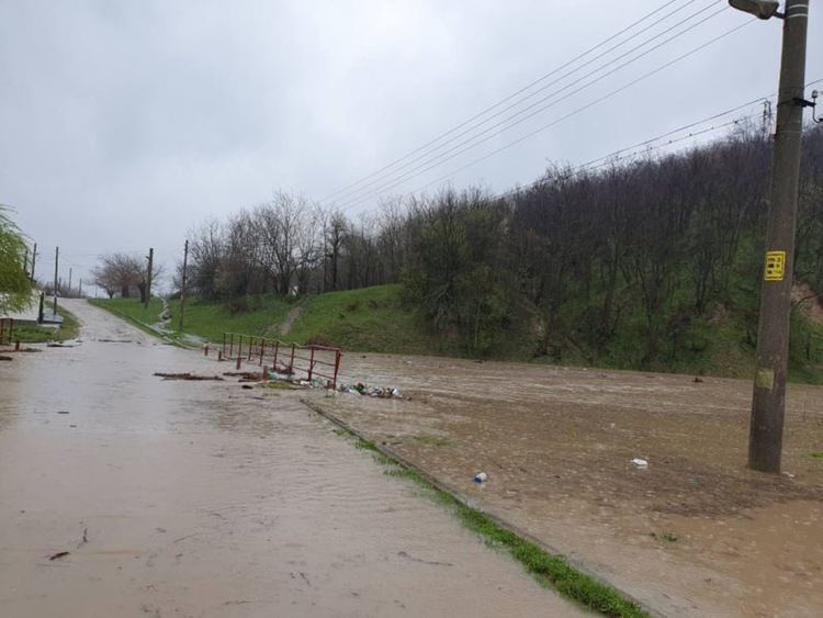Поражения след дъждовете в Асеновградско, разчистват проблемните участъци