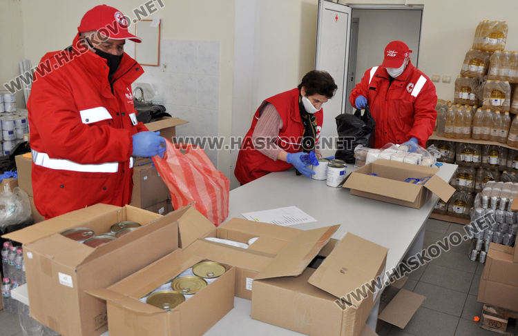 Доставят помощи по домовете в Хасково, граждани искат да ги получат на място