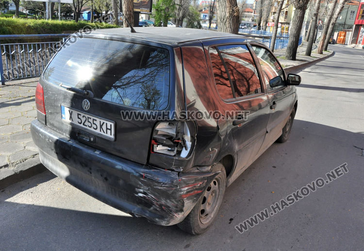 Джип се заби във Фолксваген до театъра в Хасково