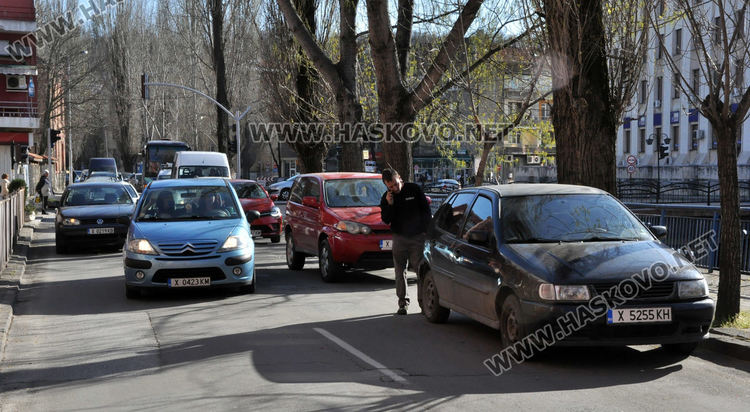 Джип се заби във Фолксваген до театъра в Хасково