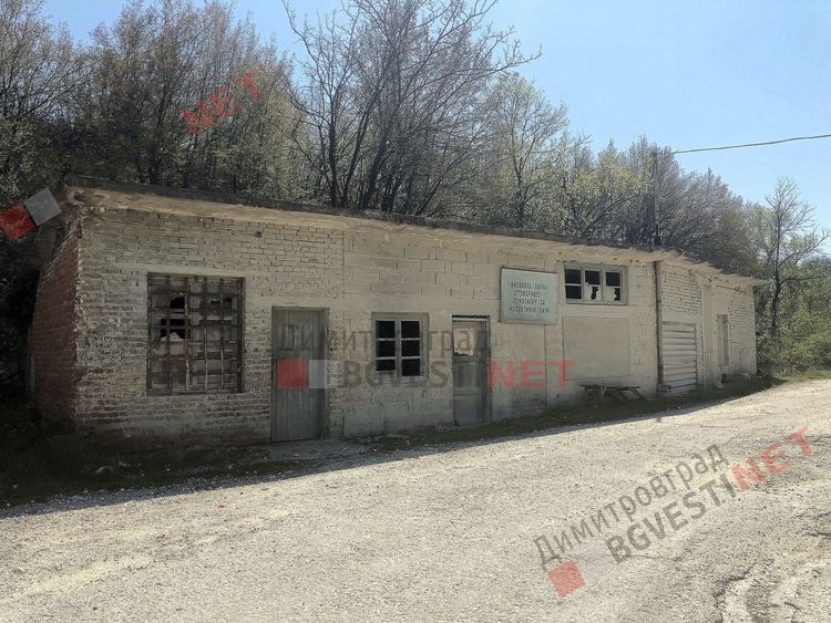 Стар соц-лозунг на сграда в Димитровград актуален в днешното извънредно положение