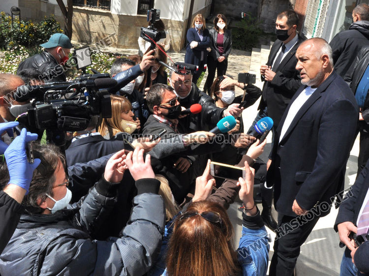 Премиерът посети хасковска фирма, сертифицирана да шие маски за немския пазар