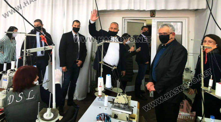 Премиерът посети хасковска фирма, сертифицирана да шие маски за немския пазар