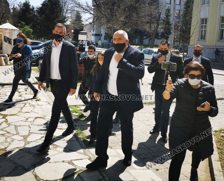 Премиерът посети хасковска фирма, сертифицирана да шие маски за немския пазар