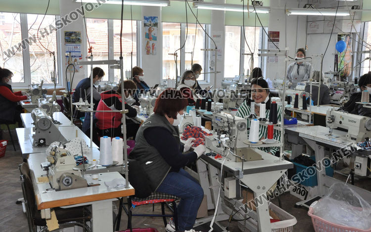 Премиерът посети хасковска фирма, сертифицирана да шие маски за немския пазар